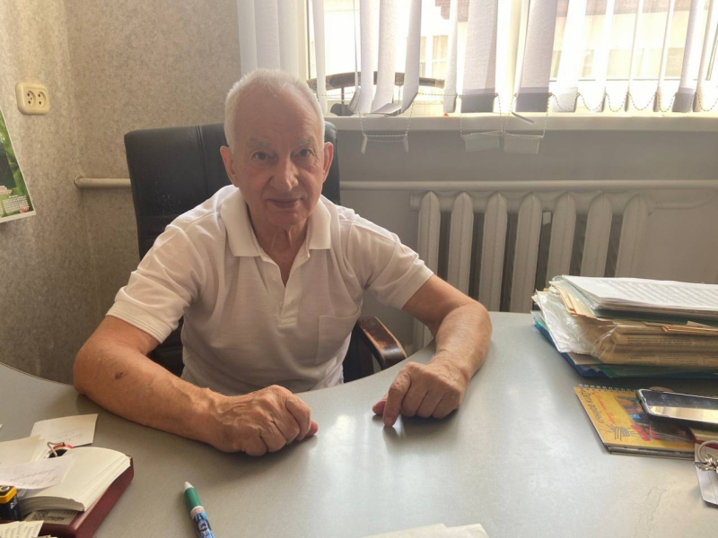 Стоит на руках в 79 лет: о спортивной жизни тренера из Ставрополя Василия Скакуна