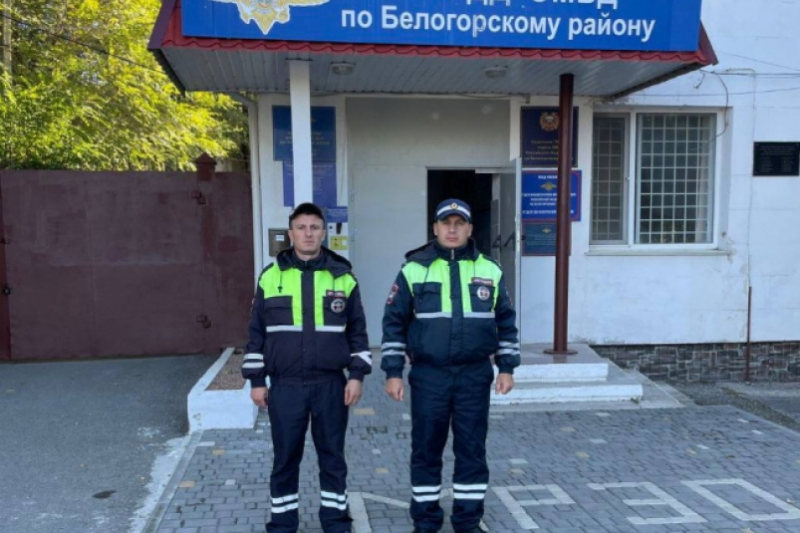Инспекторы ДПС помогли водителю, у которого сломался автомобиль, добраться до дома в Крыму