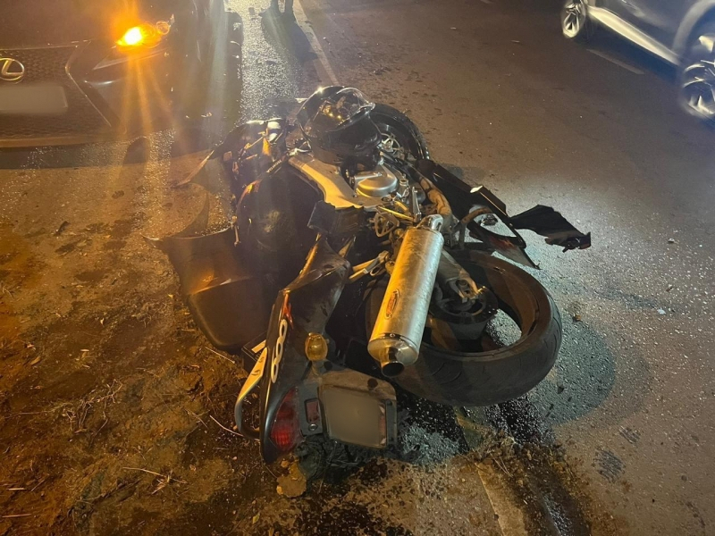 Медпомощь потребовалась мотоциклисту, попавшему в аварию в Ялте