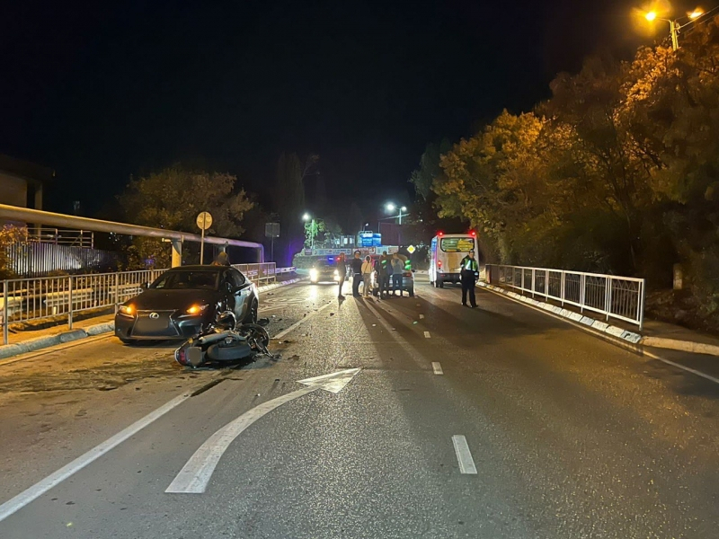 Медпомощь потребовалась мотоциклисту, попавшему в аварию в Ялте