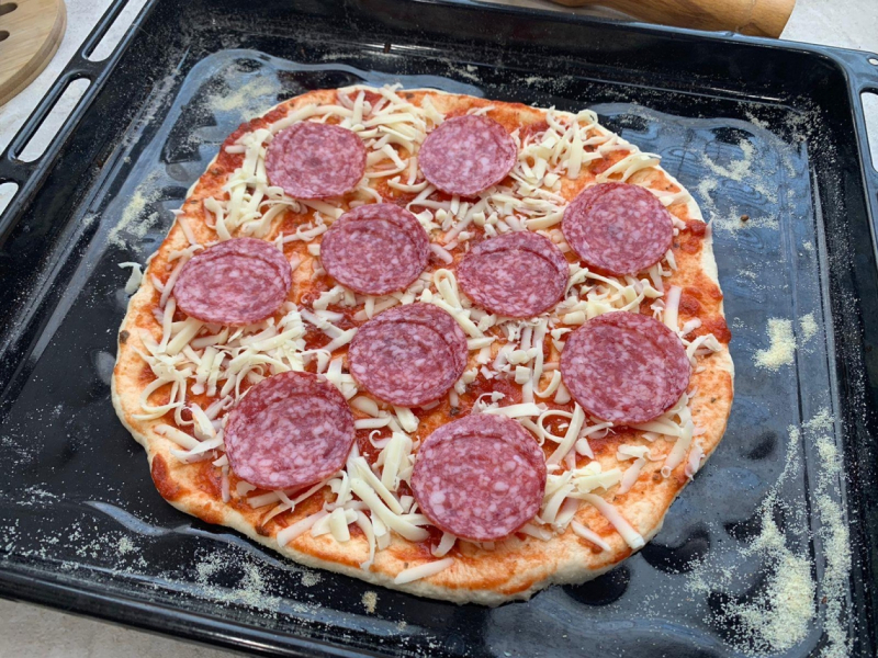Пицца с базиликом, моцареллой и копчёной колбаской - пальчики оближешь!  