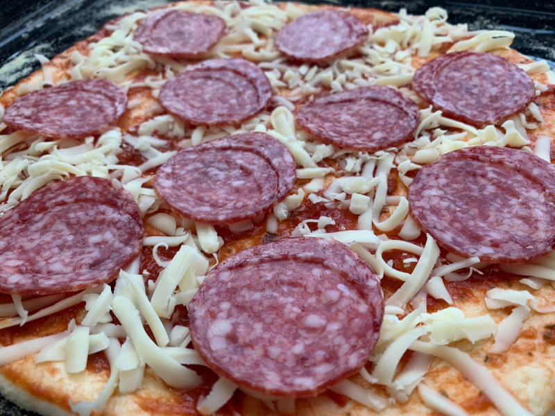 Пицца с базиликом, моцареллой и копчёной колбаской - пальчики оближешь!  