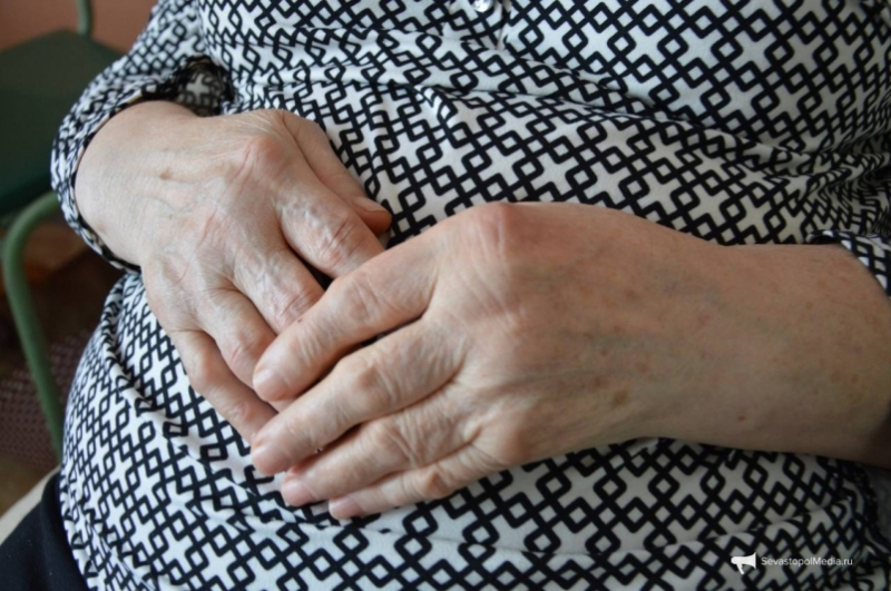 Присвоила деньги 90-летней пенсионерки ухаживающая за ней женщина в Крыму