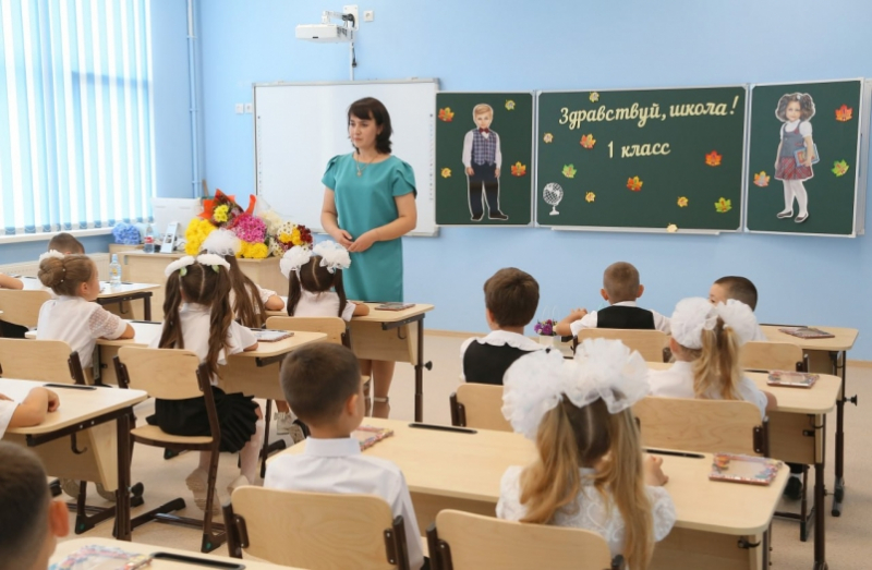 Сергей Аксенов поздравил учителей с профессиональным праздником