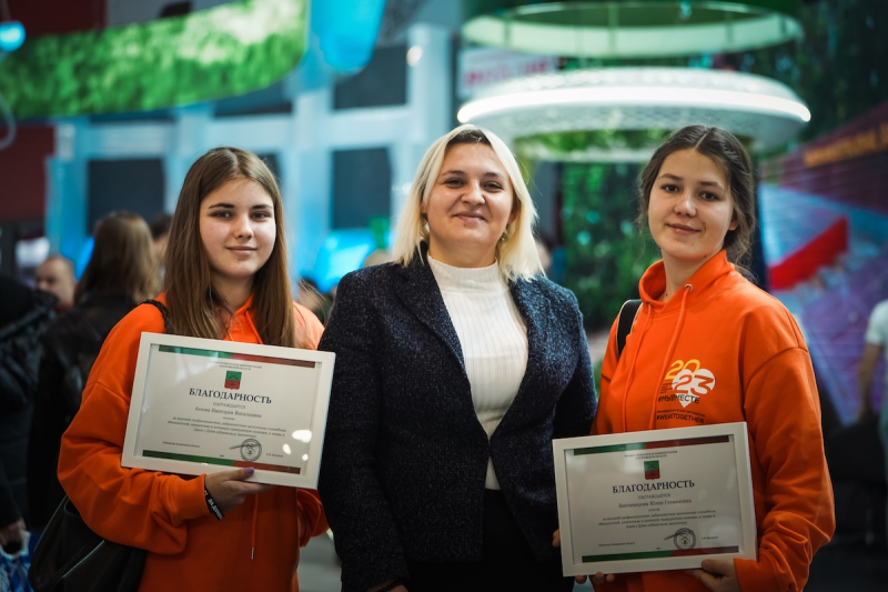 Активистов Запорожской области наградили в День Добровольца