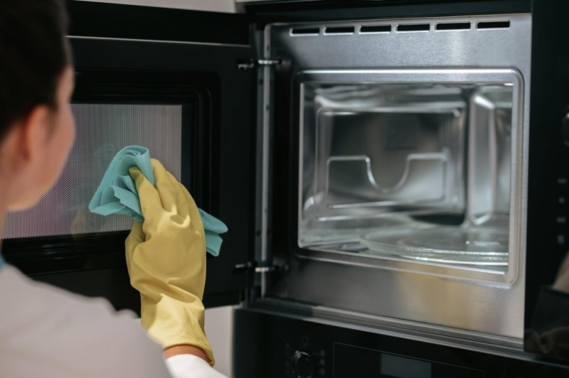 Микроволновка засияет от чистоты: 1 быстрый метод очистки от жира - еду не противно греть