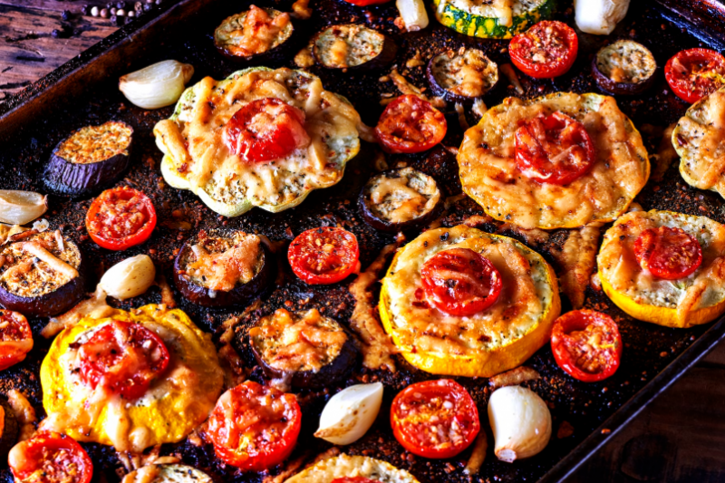 Новогодний кулинарный хит: запеченные томаты с чесноком и сыром — готовим 30 минут