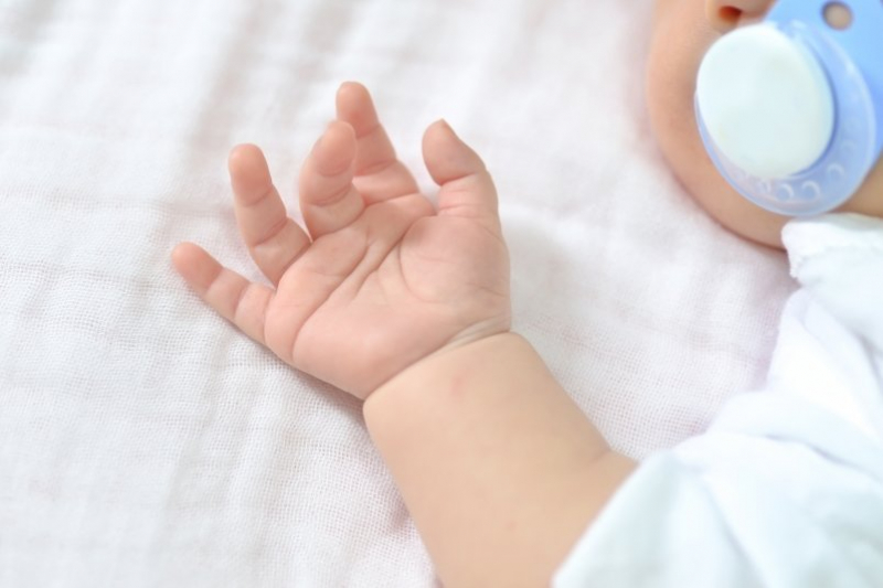 Беспомощного младенца нашли в подъезде жильцы МКД в Керчи