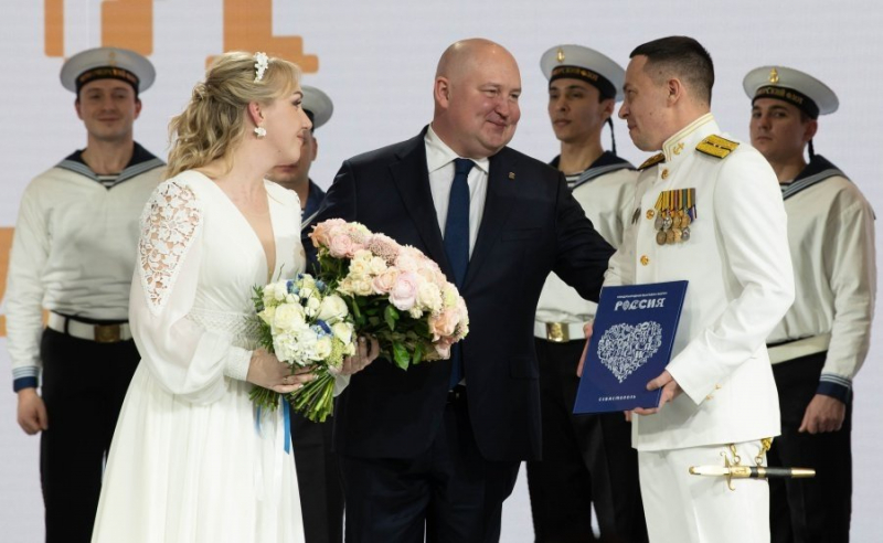 Флотскую свадьбу провели в день Севастополя на выставке "Россия" на ВДНХ