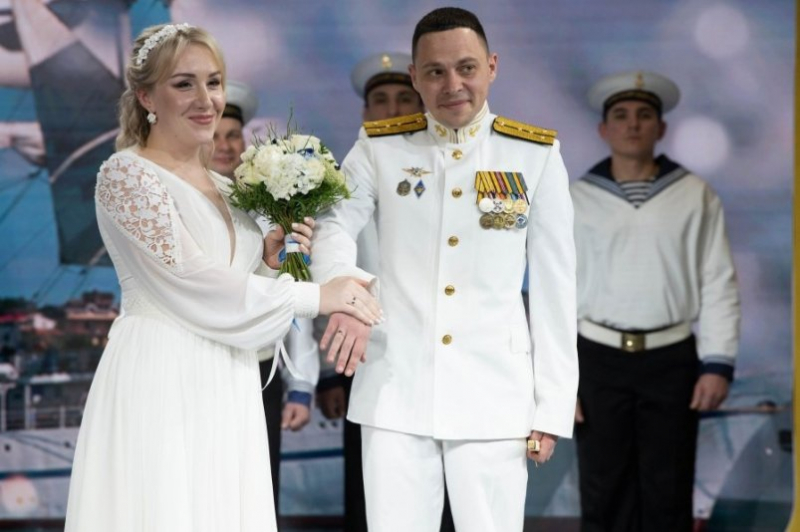 Флотскую свадьбу провели в день Севастополя на выставке "Россия" на ВДНХ