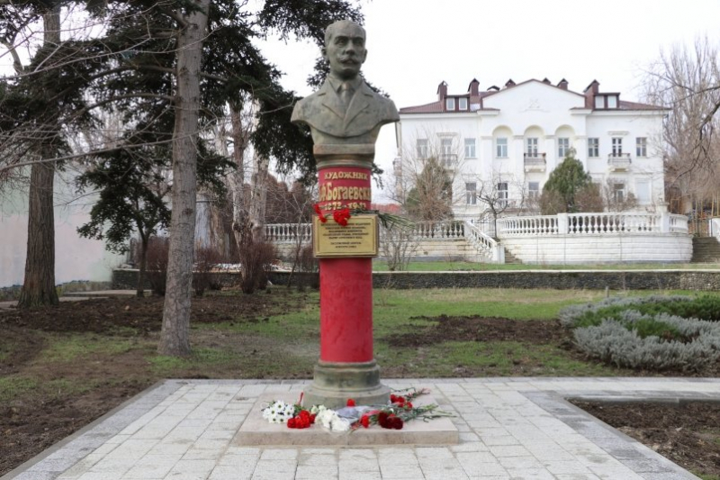 Памятник художнику Константину Богаевскому открыли в Феодосии