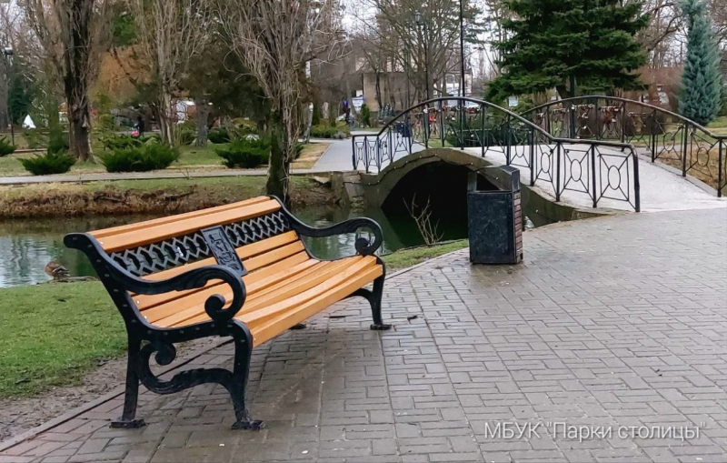 Скамейки с эколамелями устанавливают в Гагаринском парке Симферополя