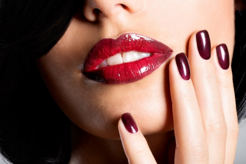 Трендовый макияж губ от Кайли Дженнер: идеальная форма и максимум объема