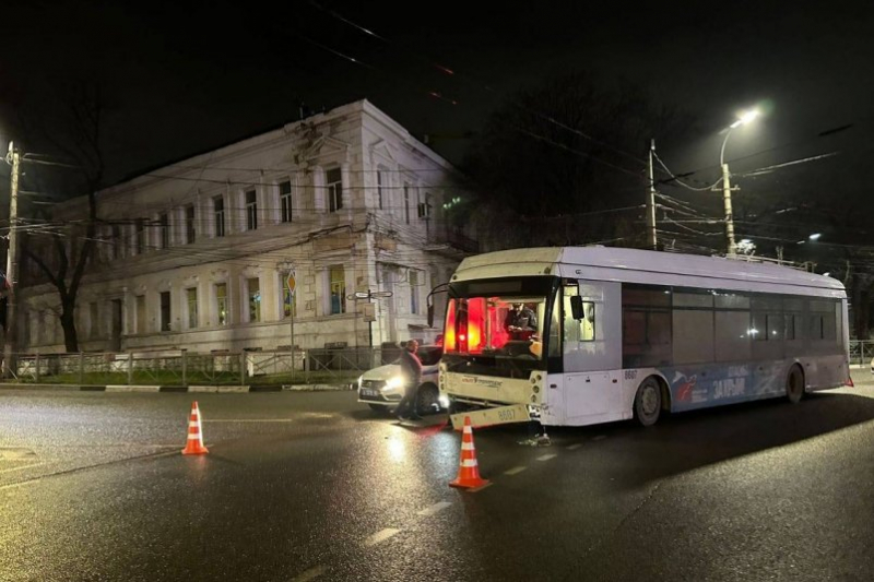 Несовершеннолетний пассажир троллейбуса пострадал в ДТП в Симферополе