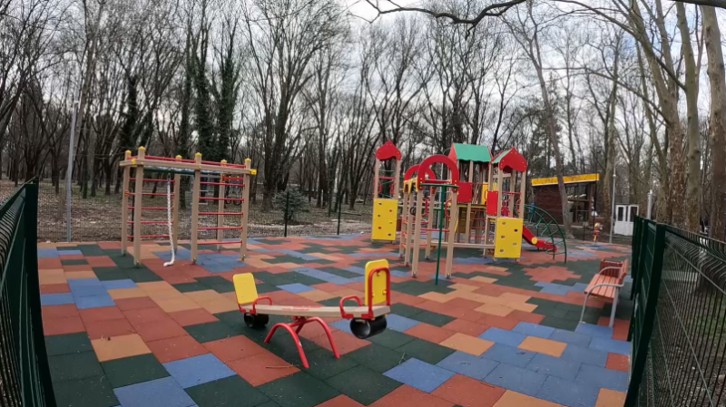 Новую детскую площадку установили в Гагаринском парке Симферополя