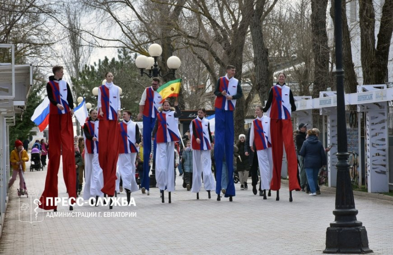 Новый рекорд к 10-летию Крымской весны установили ходулисты в Евпатории