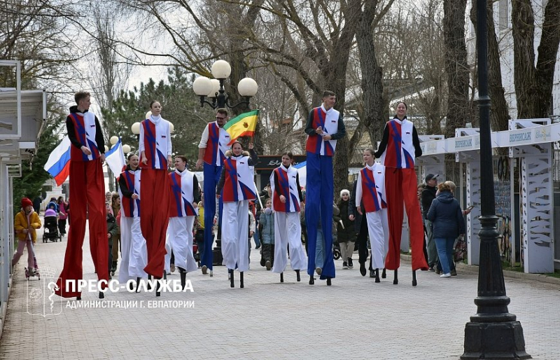Новый рекорд к 10-летию Крымской весны установили ходулисты в Евпатории