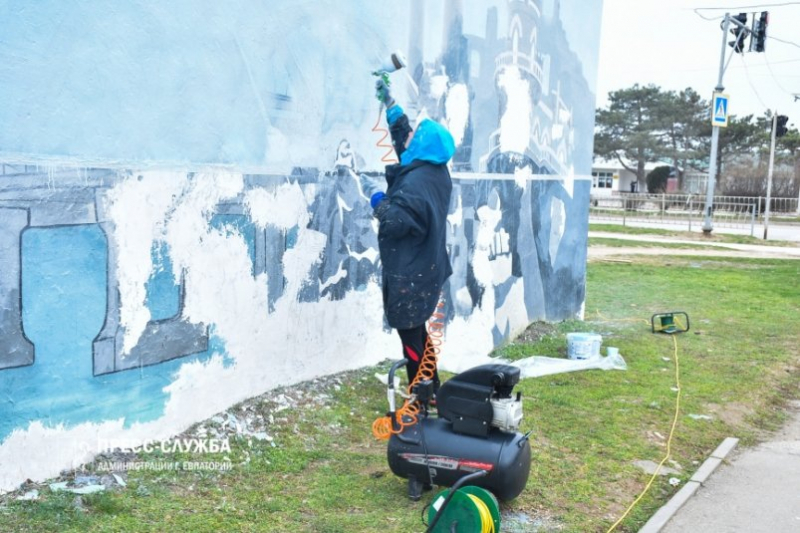 Посвященное Крымской весне граффити обновляют художники в Евпатории