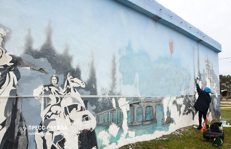 Посвященное Крымской весне граффити обновляют художники в Евпатории