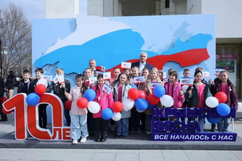Сергей Аксёнов посетил фотовыставку "Дети Крымской весны" в Симферополе