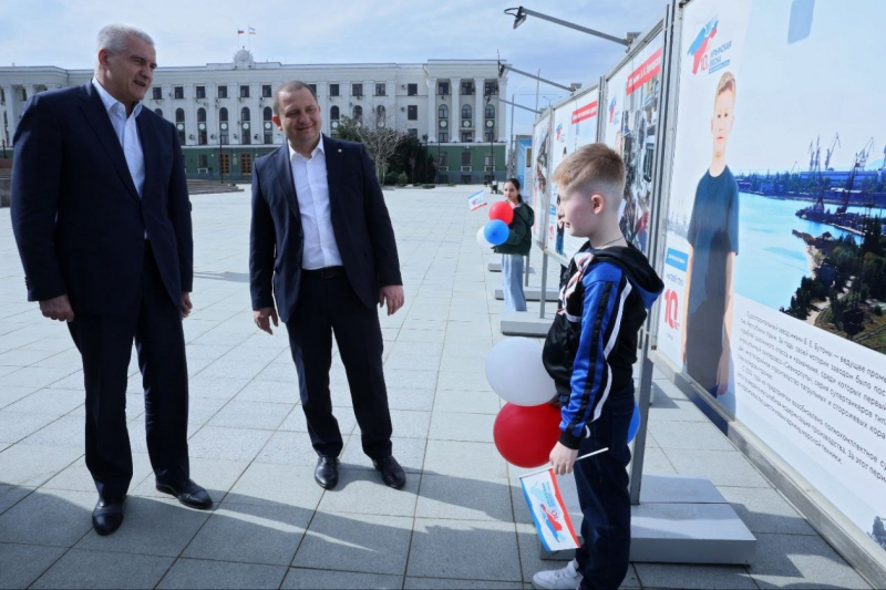 Сергей Аксёнов посетил фотовыставку "Дети Крымской весны" в Симферополе