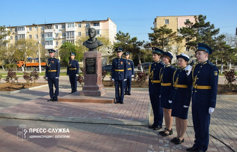 Цветы к памятнику Юрия Гагарина возложили в Евпатории