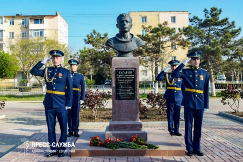 Цветы к памятнику Юрия Гагарина возложили в Евпатории