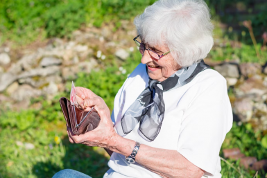 Пенсионерам от 55 лет и старше дадут крупную выплату перед майскими