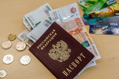 По 10 100 рублей будет на счете: кому уже в апреле закинут новое пособие на карту