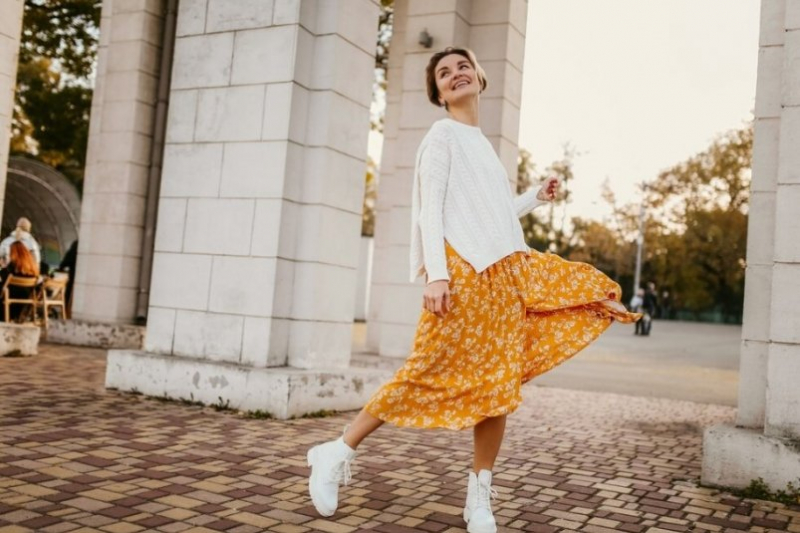 Стилисты назвали 4 самых стильных юбки на апрель-май 2024 — для женщин 40+
